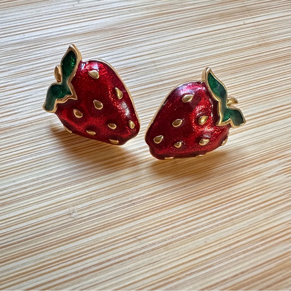 Vintage Avon Gold Tone Strawberry Shaped Red Green Enamel Stud Earrings